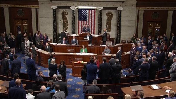 配资炒股最新 特朗普政治盟友遭枪杀 默哀现场吵成一片 美众议长敲槌维持秩序