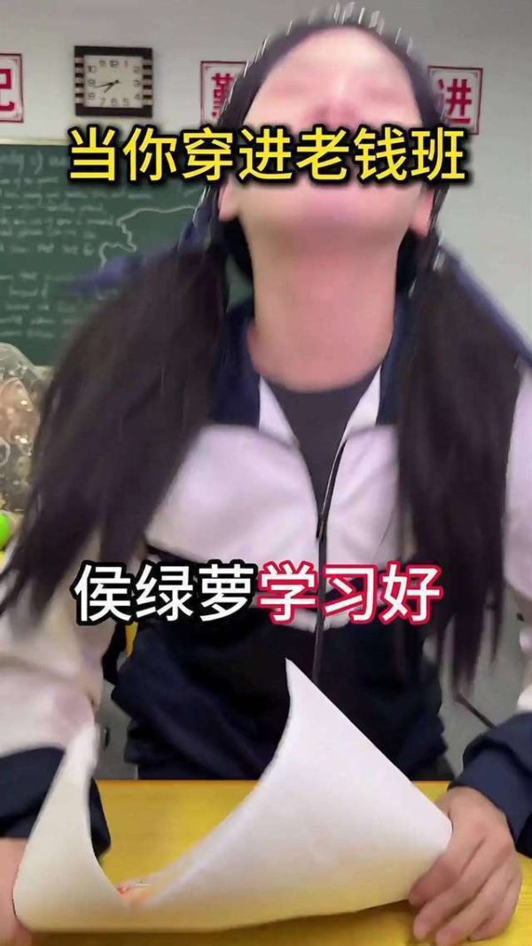 配资股票投资 侯家千金校服内藏家族标志！少爷同款穿搭引发情侣装讨论，老钱贵族形象崩塌